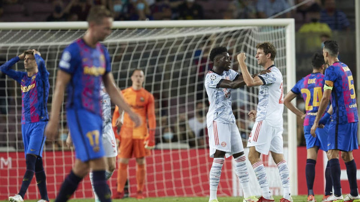 Thomas Müller celebra su gol, primero del equipo ante el Barcelona, durante el partido de la fase de grupos de la Liga de Campeones. A. GARCÍA