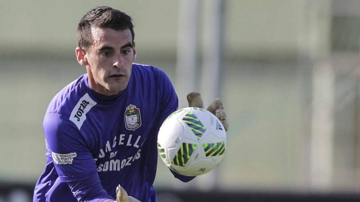El guardameta Javier Mandalúniz, en un partido de la pasada temporada con el Somozas. L. DE LA MATA