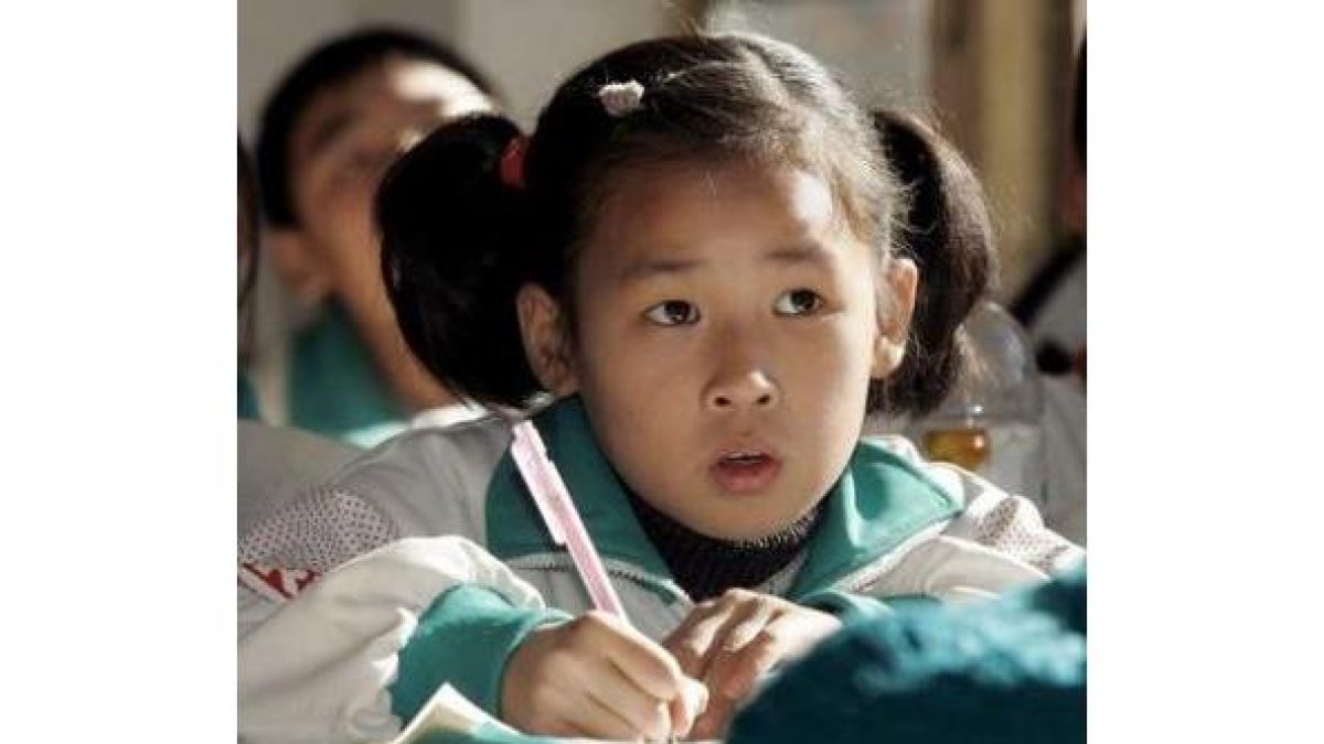 Una niña estudia en una escuela de Pekín.