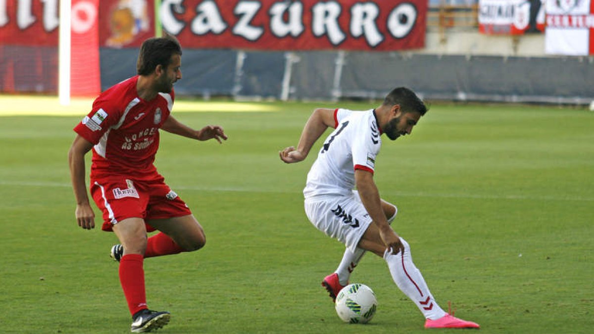 La Cultural se mostró como un equipo sólido y compacto en cada una de sus líneas. En la imagen Forniés, a la derecha, se lleva el balón con seguridad. FERNANDO OTERO