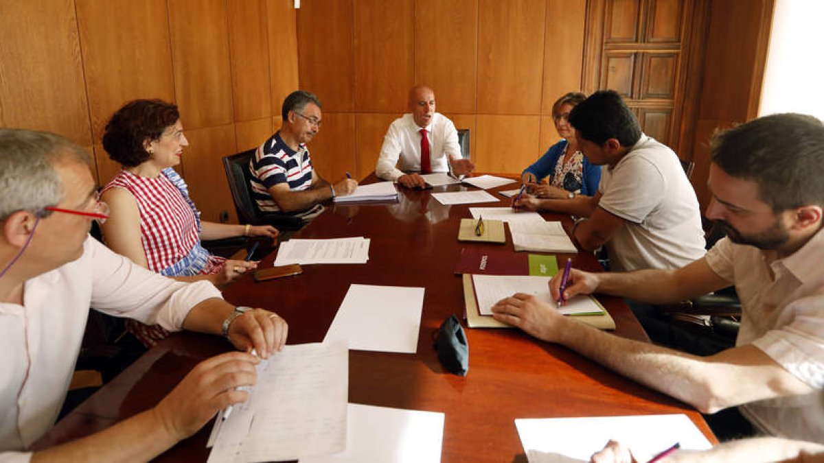 Los equipos del PSOE y Podemos-Equo cerraron su cita sin resultados. MARCIANO PÉREZ