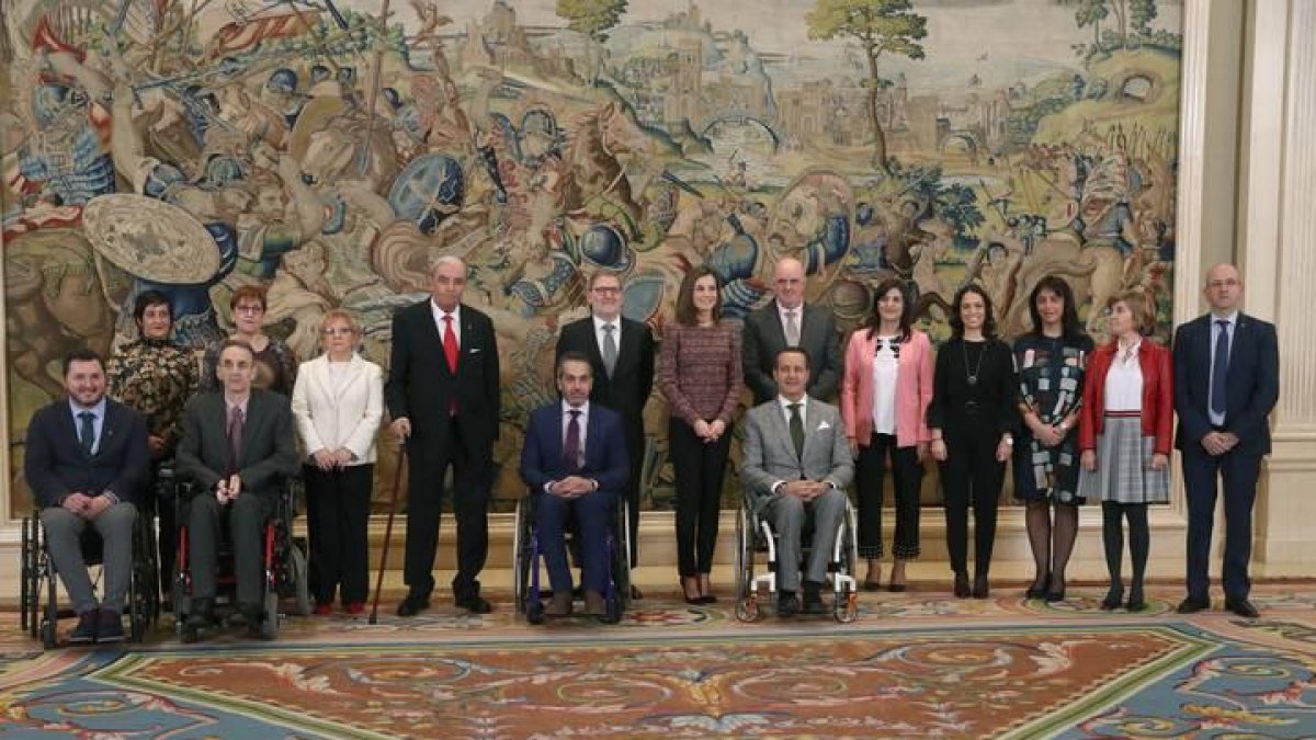 La reina Letizia ha recibido hoy en audiencia en el Palacio de la Zarzuela a una representación de la Fundación Aspaym Castilla y León