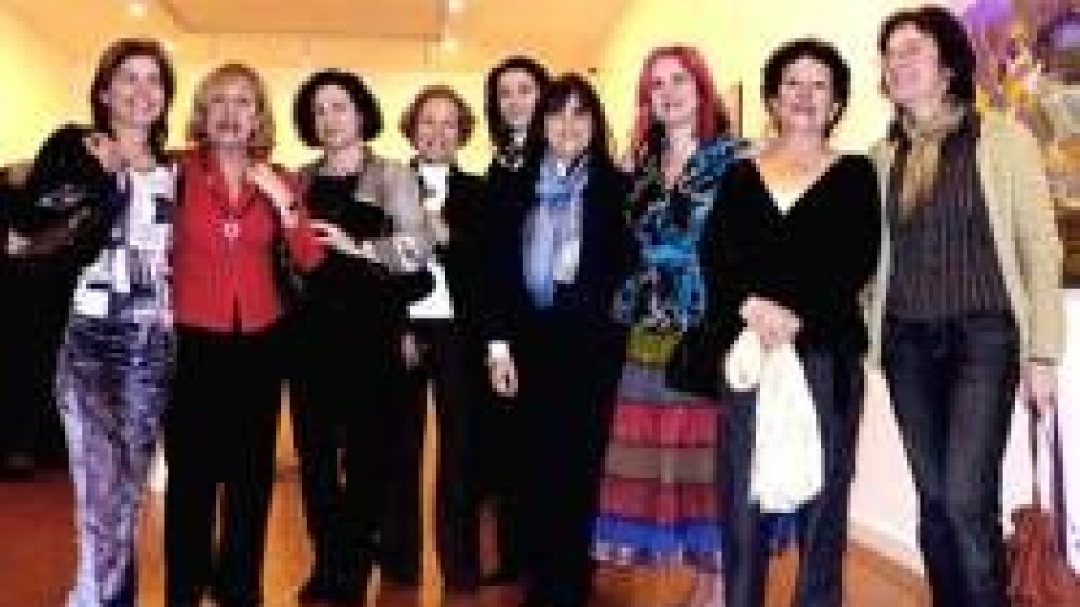 Las nueve mujeres que integran el colectivo Nosotras
