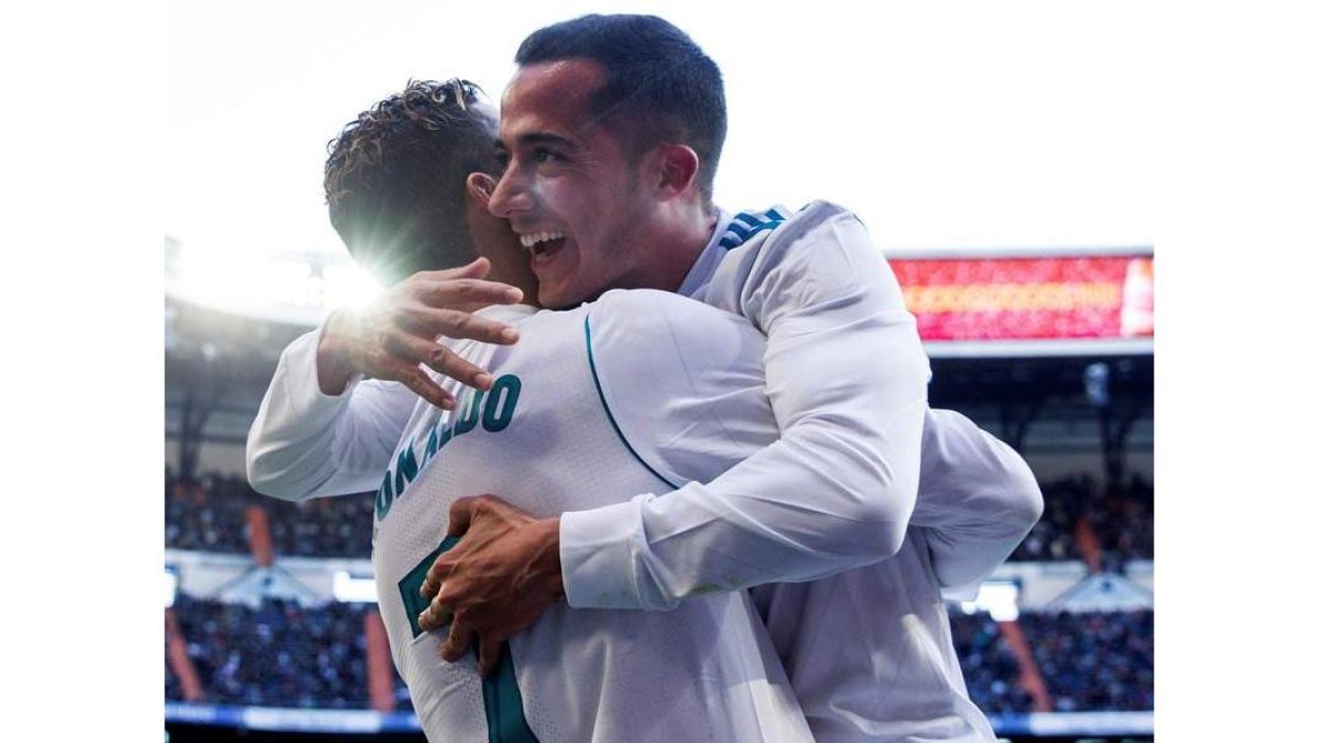 Cristiano Ronaldo y Lucas Vázquez festejan el tercer gol. R. JIMÉNEZ