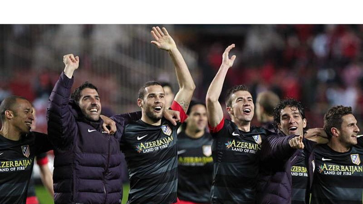 Los jugadores del Atlético de Madrid celebran su pase a la final tras empatar en Sevilla.