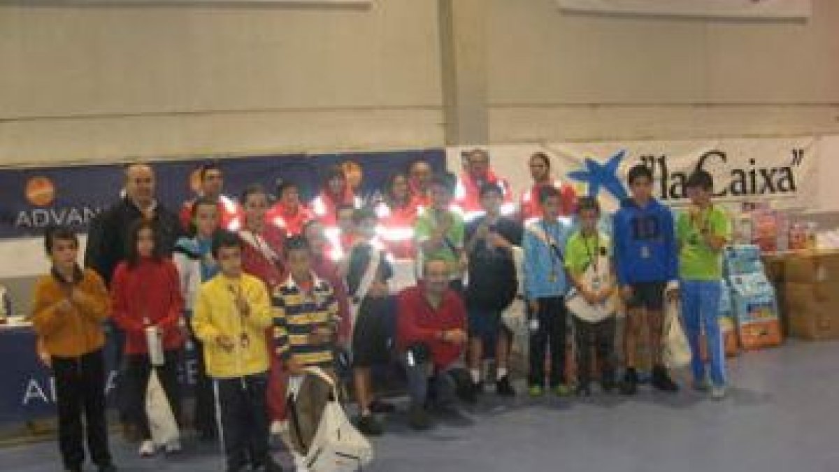 Los organizadores, miembros de Cruz Roja y los corredores infantiles posan en la foto.