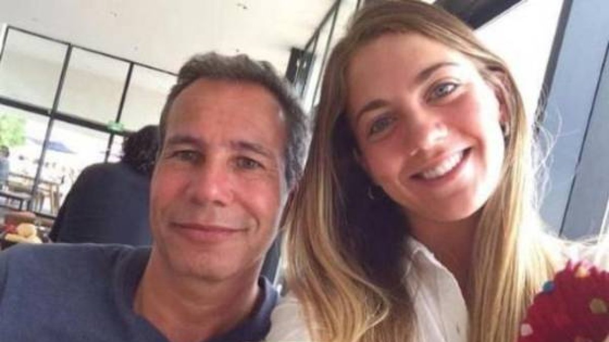 Nisman con una modelo durante un viaje.