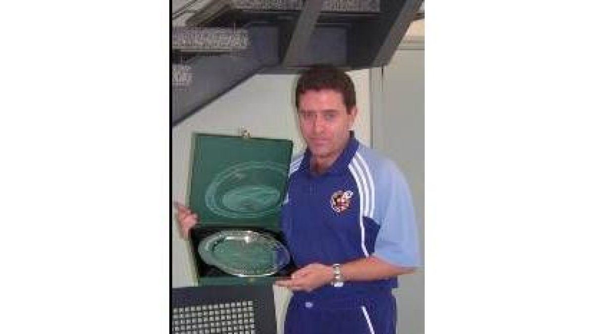 José Antonio muestra con orgullo la placa que le entregó el Comité