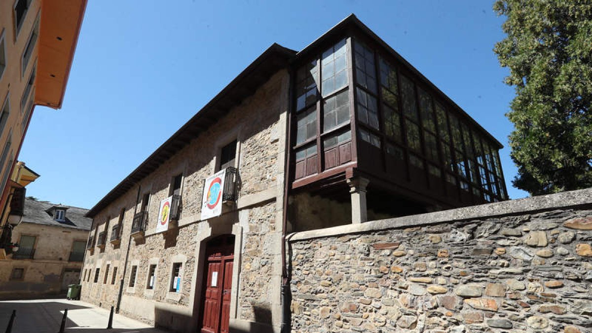 La casa de Valdés, en la intersección entre las calles Paraisín y Jardines, en Ponferrada. L. DE LA MATA