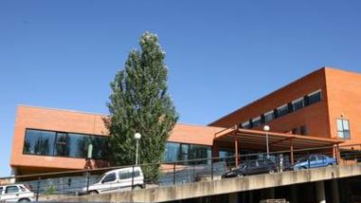 La imagen muestra la parte exterior del reformado servicio de Urgencias del Hospital del Bierzo