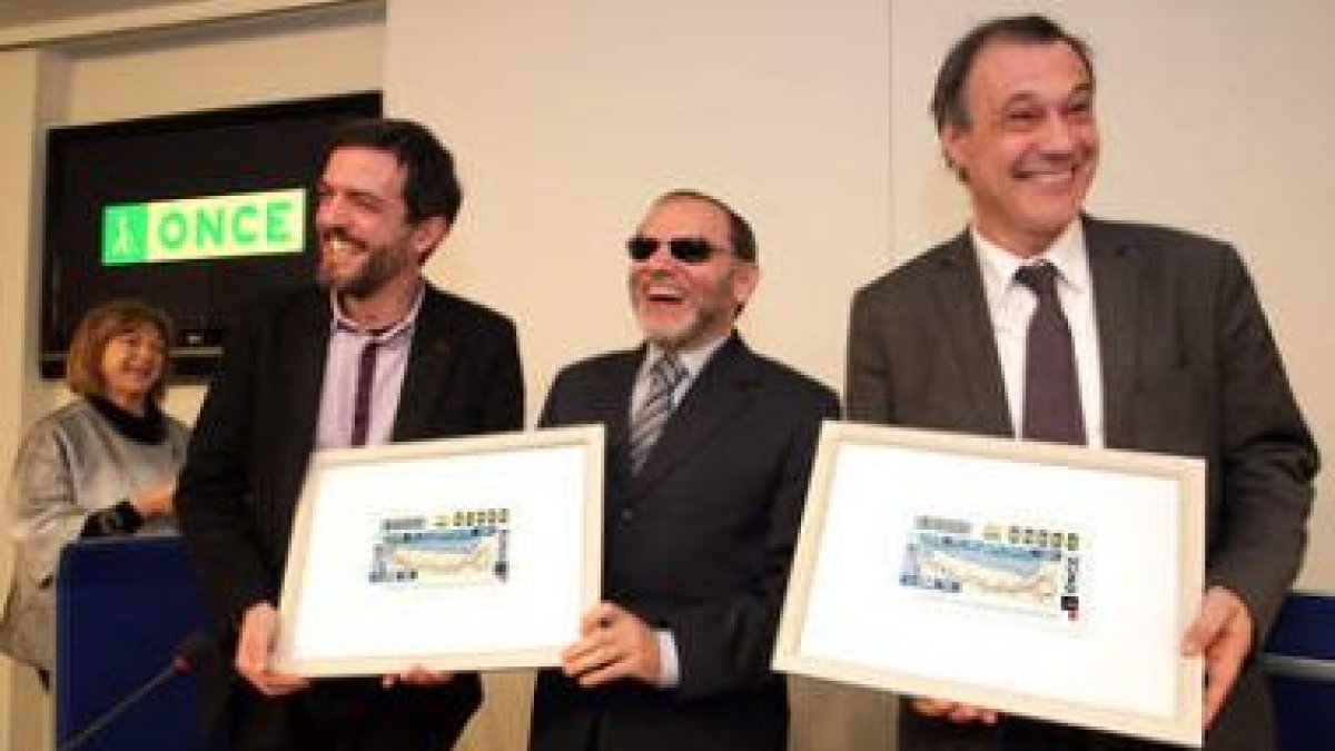Ignacio Santos, Eugenio Ferradás y Roberto Varela, con el cupón del Camino.