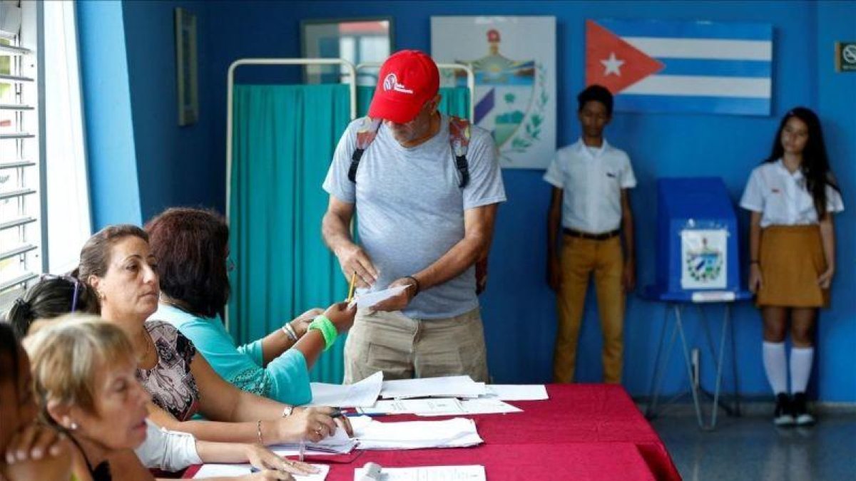 Un elector deposita su voto el domingo en un colegio electoral de La Habana.