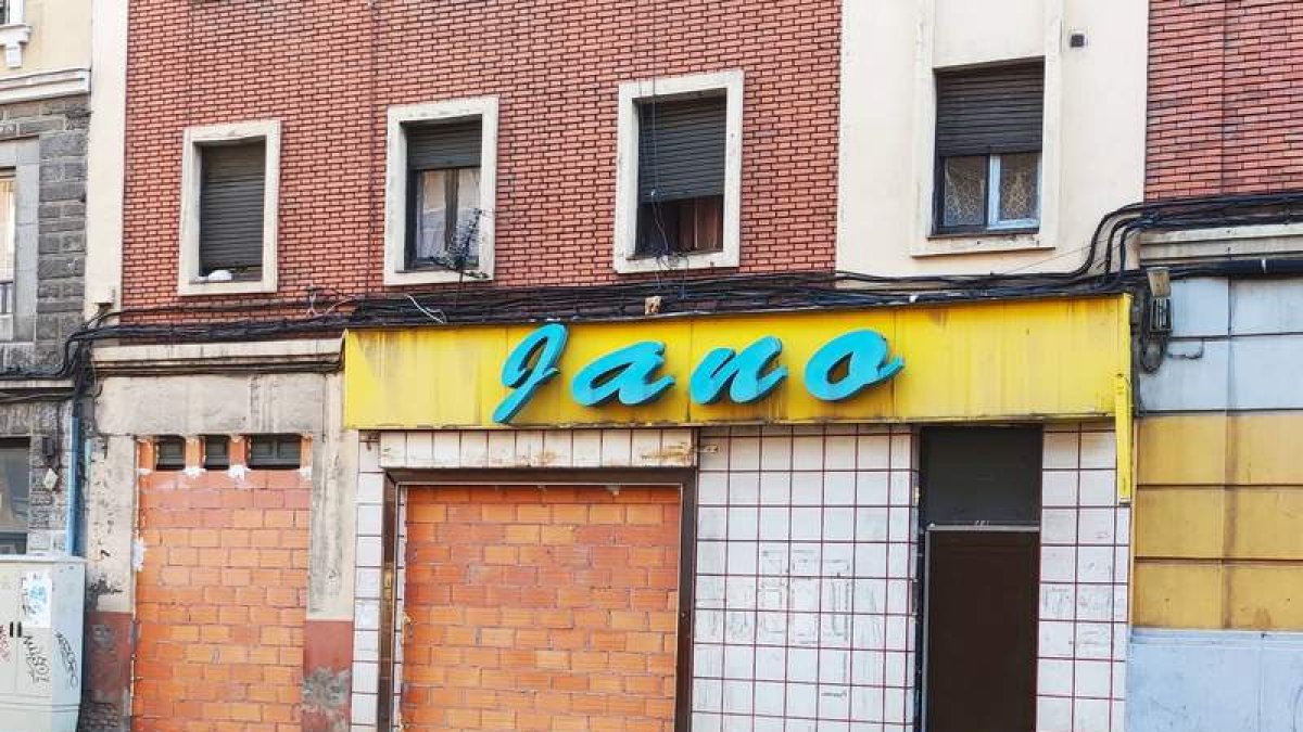 El edificio del número 44 de Álvaro López Núñez, tapiado y sin okupas. DL