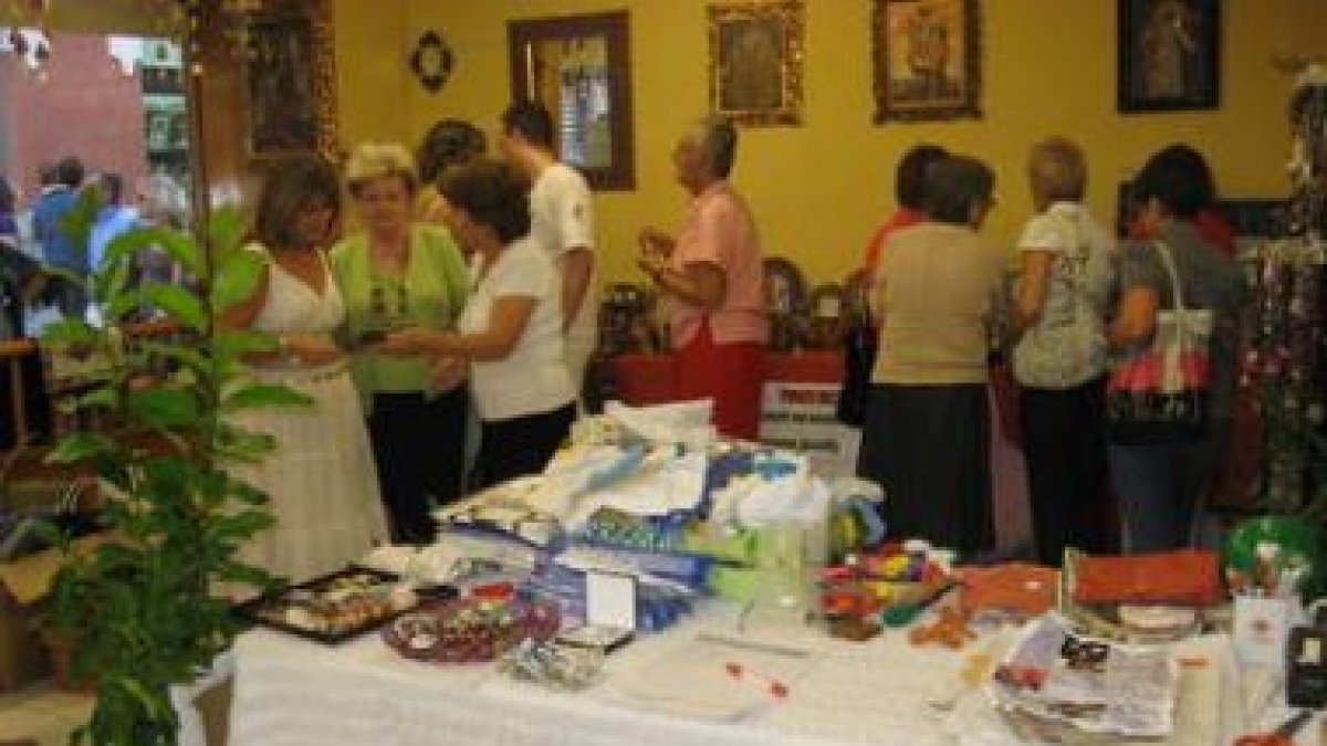 Manos Unidas ha instalado en un local cedido su mercado solidario.