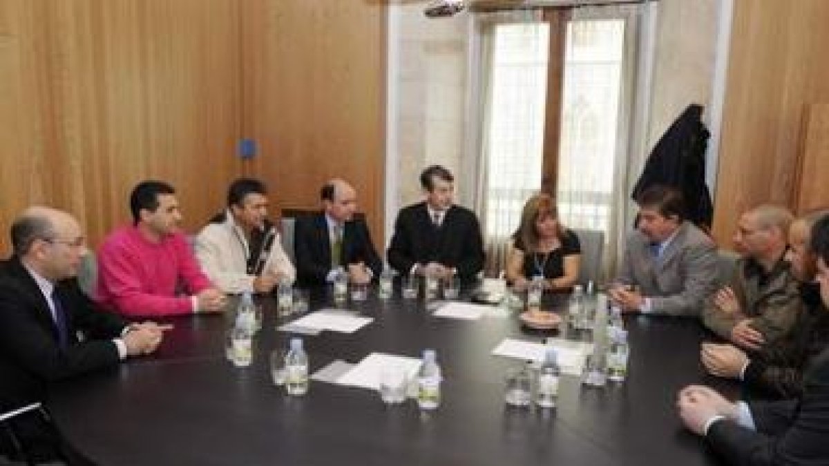 Francisco Fernández saluda a Fernando Bécker.