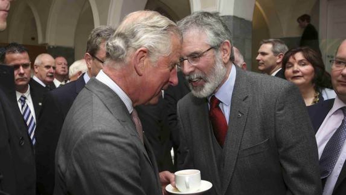 Momento en que el príncipe Carlos de Inglaterra y el exlíder del IRA Gerry Adams se dan la mano.