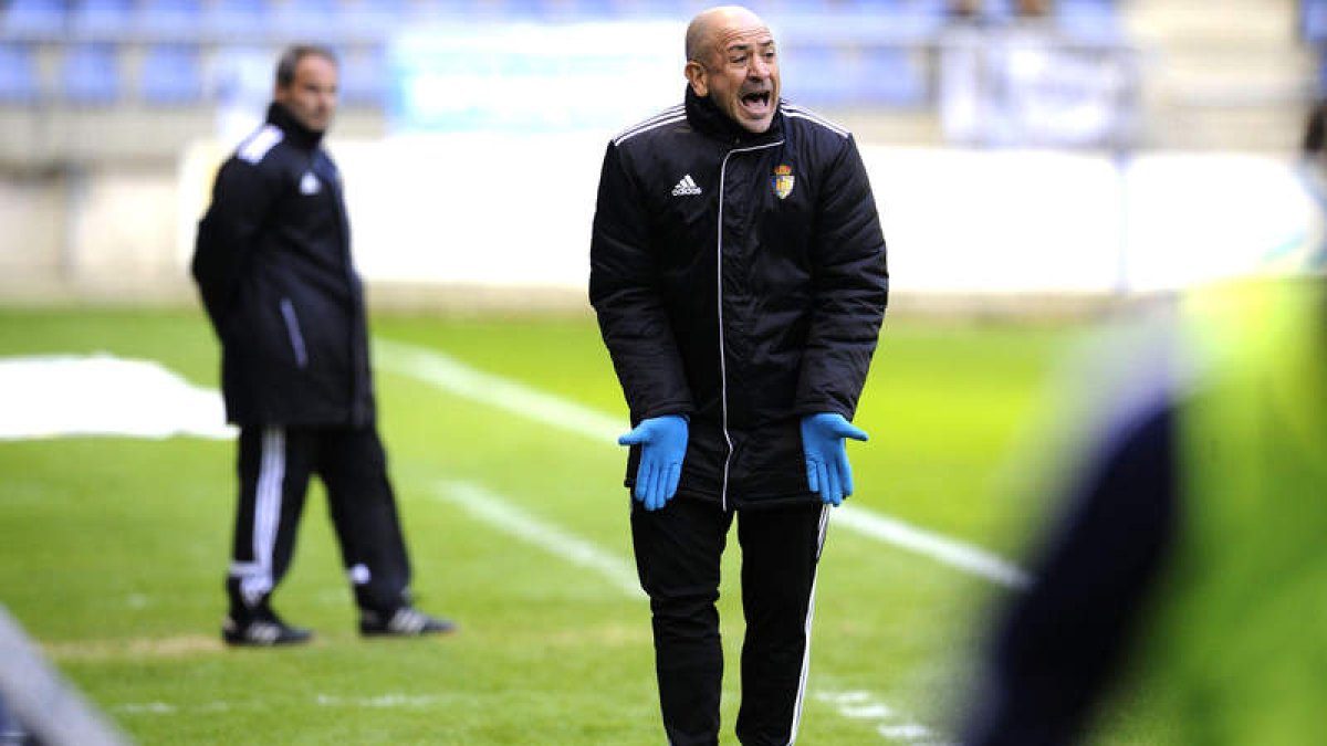 Claudio da instrucciones a sus jugadores en un momento del partido disputado ayer por la tarde en Mendizorroza.