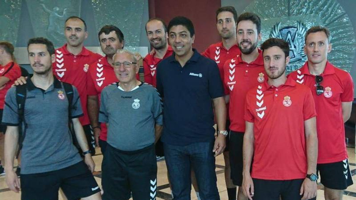 La expedición de la Cultural con sus entrenadores al frente fue recibida en la Academia Aspire. DL