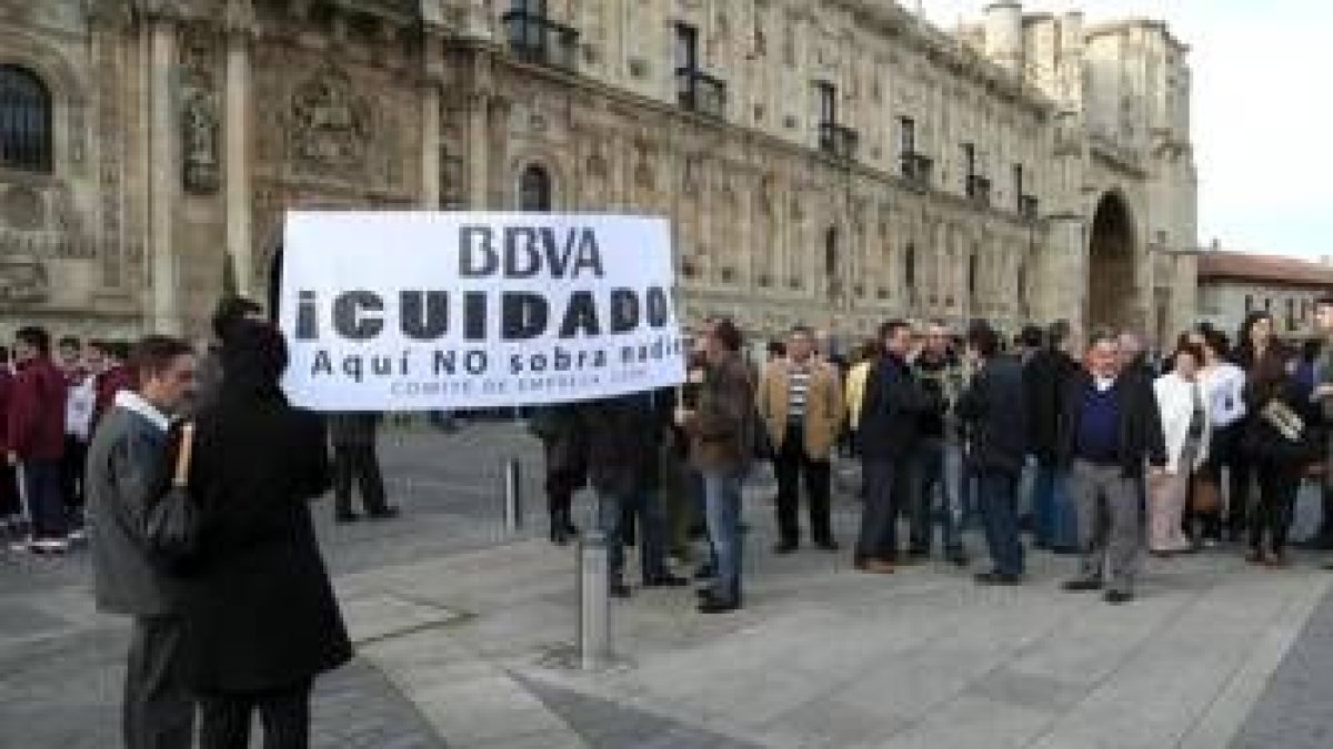 Trabajadores de BBVA se manifiestaron ayer a las puertas del Hostal de San Marcos