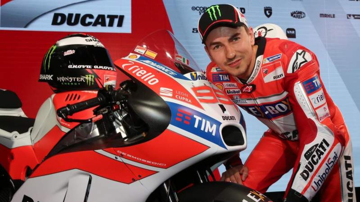 Jorge Lorenzo con la Ducati con la que intentará subir a lo alto del podio en el Mundial. BENVENUTI