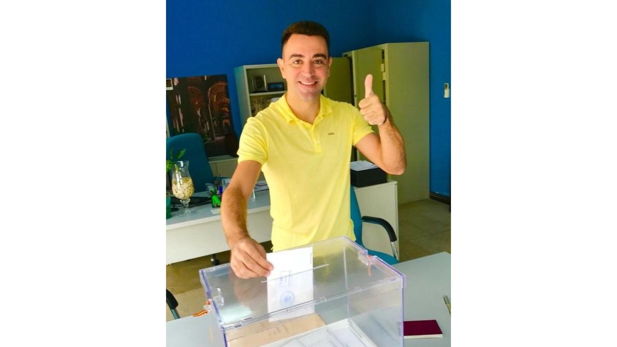 El exjugador del Barça Xavi Hernández votando en la embajada española en Doha vestido de amarillo