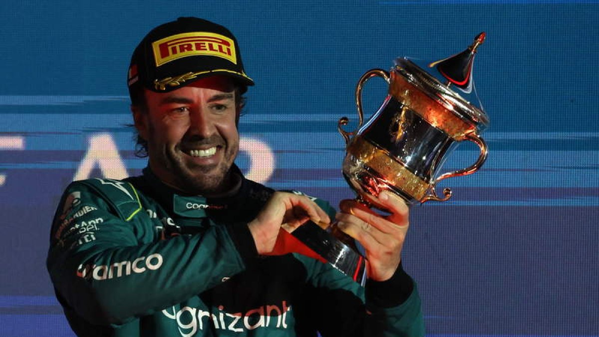 Fernando Alonso, exultante en el podio junto al trofeo que le acredita como el tercero en la carrera. HAIDER