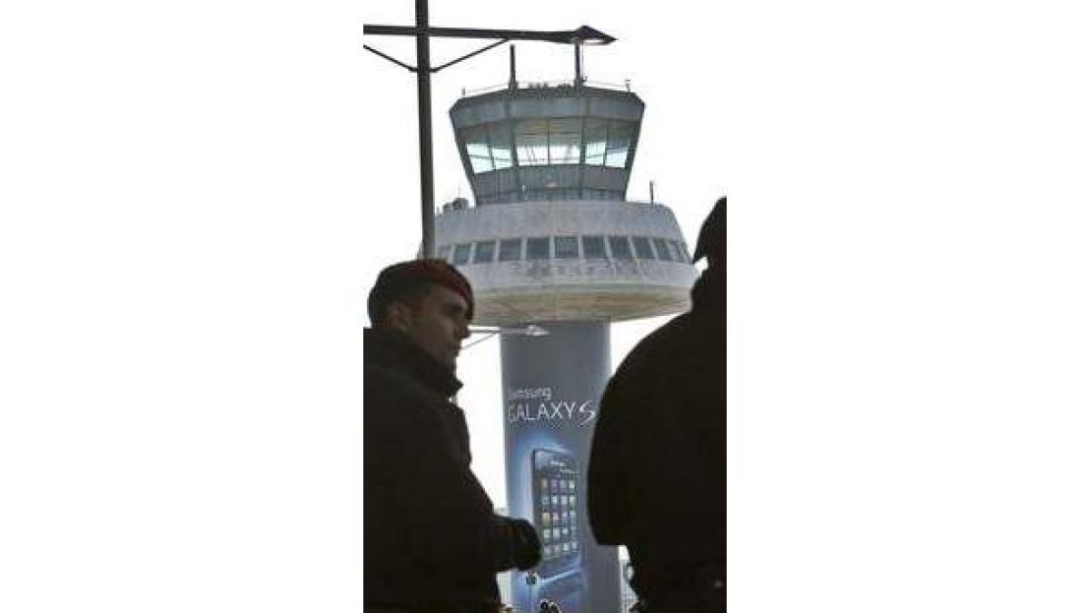 Dos mossos vigilan el aeropuerto de El Prat.