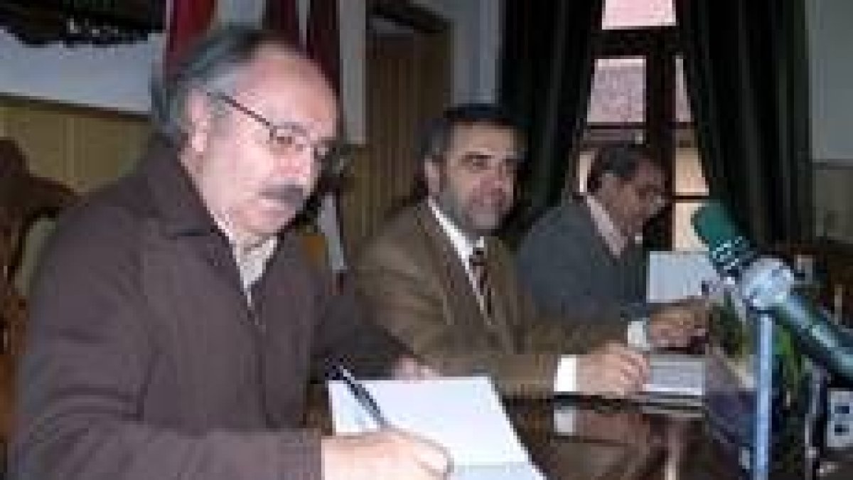 Colinas y Raigada firman los dos primeros ejemplares de la edición, que conservará el Ayuntamiento