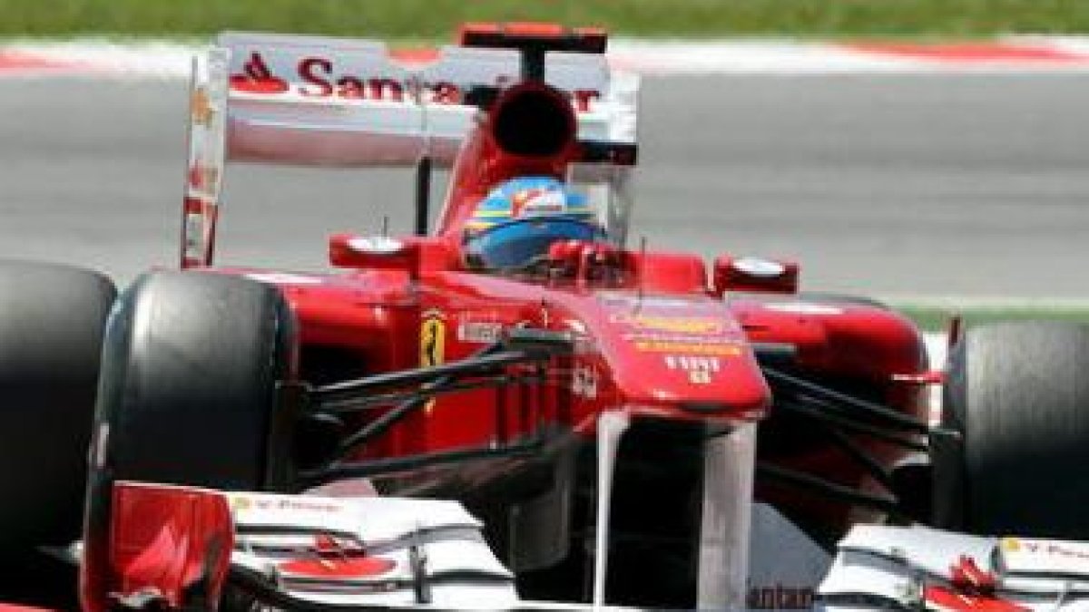 Alonso, en pista durante la segunda sesión de los entrenamientos libres en Montmeló.