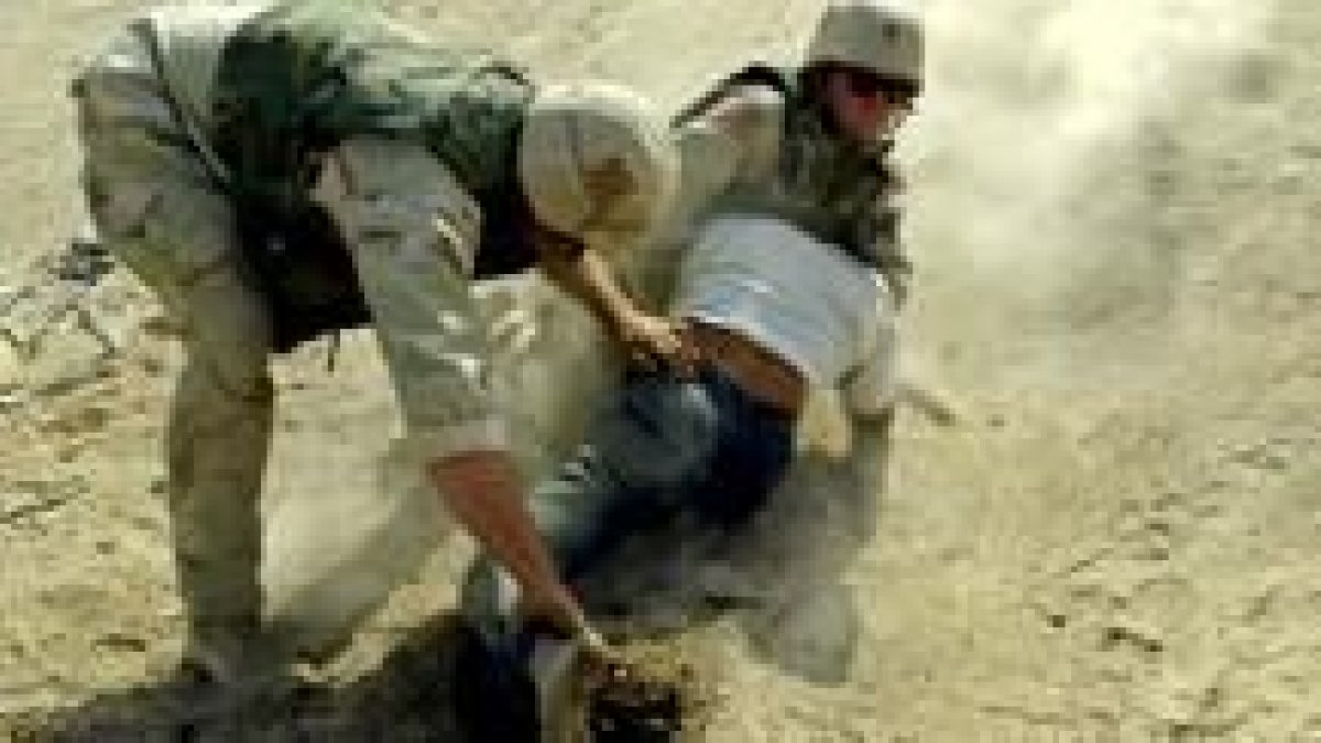 Dos militares norteamericanos detienen a un iraquí, ayer, en la localidad de Faluja
