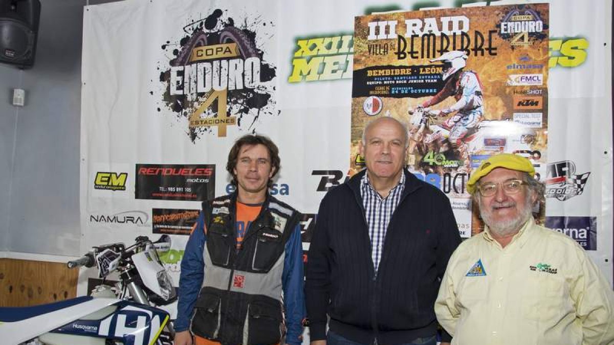 Mauro Sainz, Serafín Vázquez e Ignacio Sainz en la presentación de la prueba de enduro. RODOLFO LÓPEZ