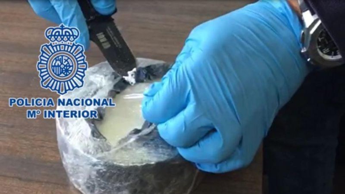 Agentes de la policía española encuentran la droga escondida dentro del queso.