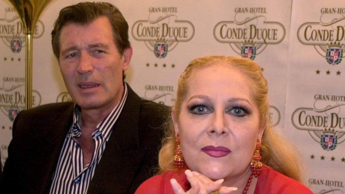 Concha Márquez Piquer y, detrás, su marido, el actor Ramiro Oliveros. PACO CAMPOS