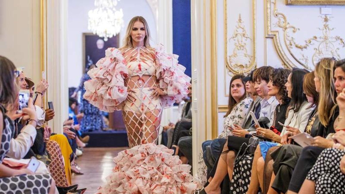 Una modelo desfila con un diseño de Juana Martín. CHRISTOPHE PETIT TESSON