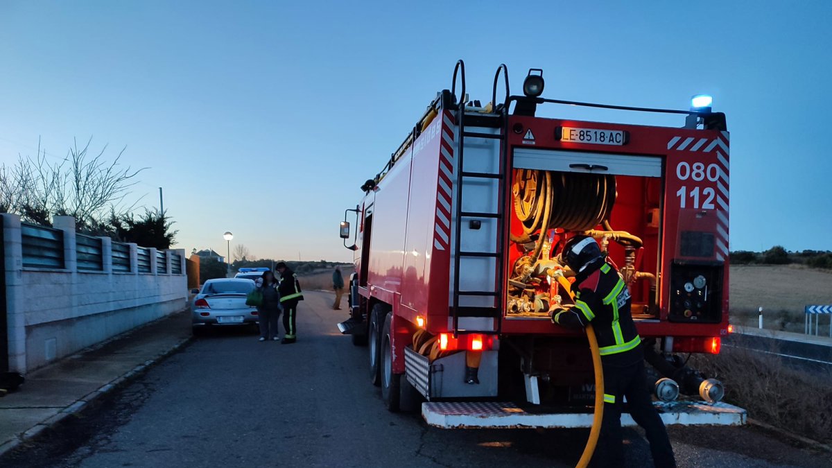 Un momento de la intervención de los bomberos. BOMBEROS AYUNTAMIENTO DE LEÓN