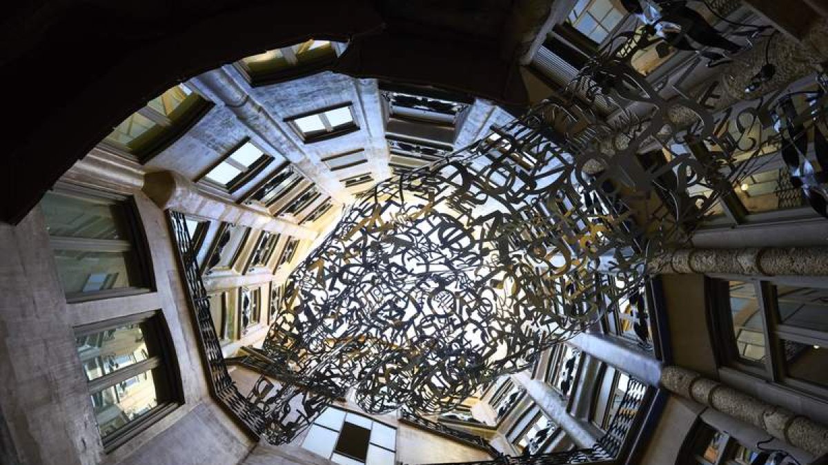 Imagen de una de las esculturas de Plensa en el interior de La Pedrera.