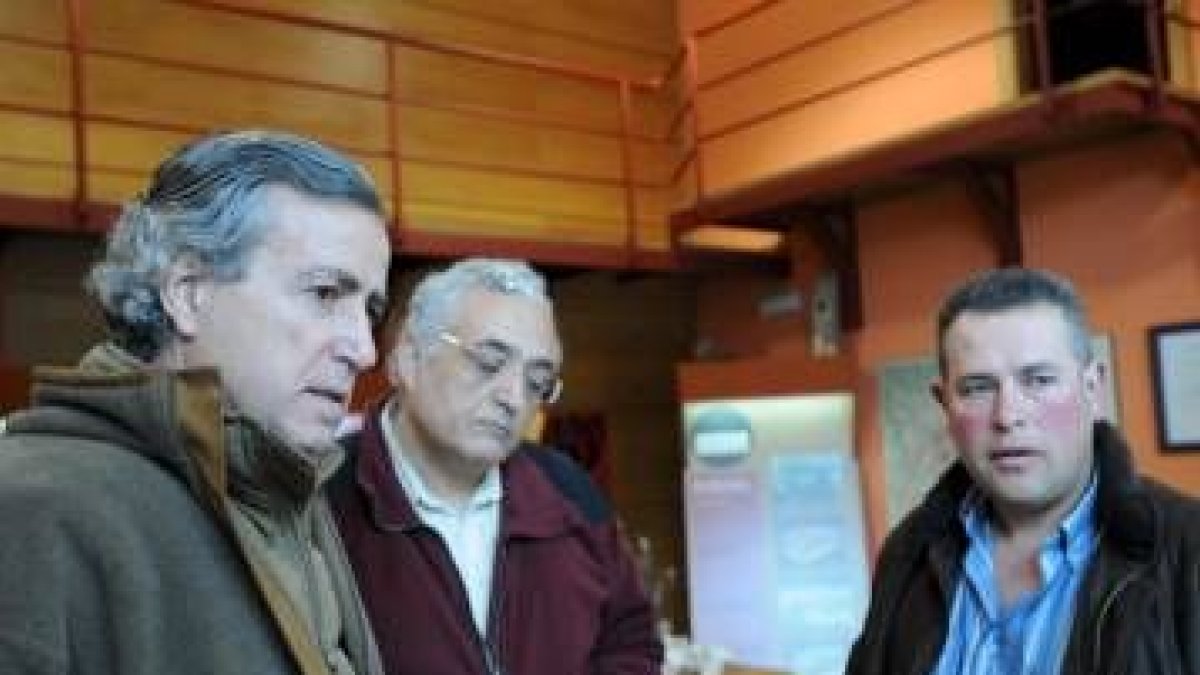 José Ángel Garay, Rodrigo Sanz y Mariano Rojo, durante una reunión en una imagen de archivo