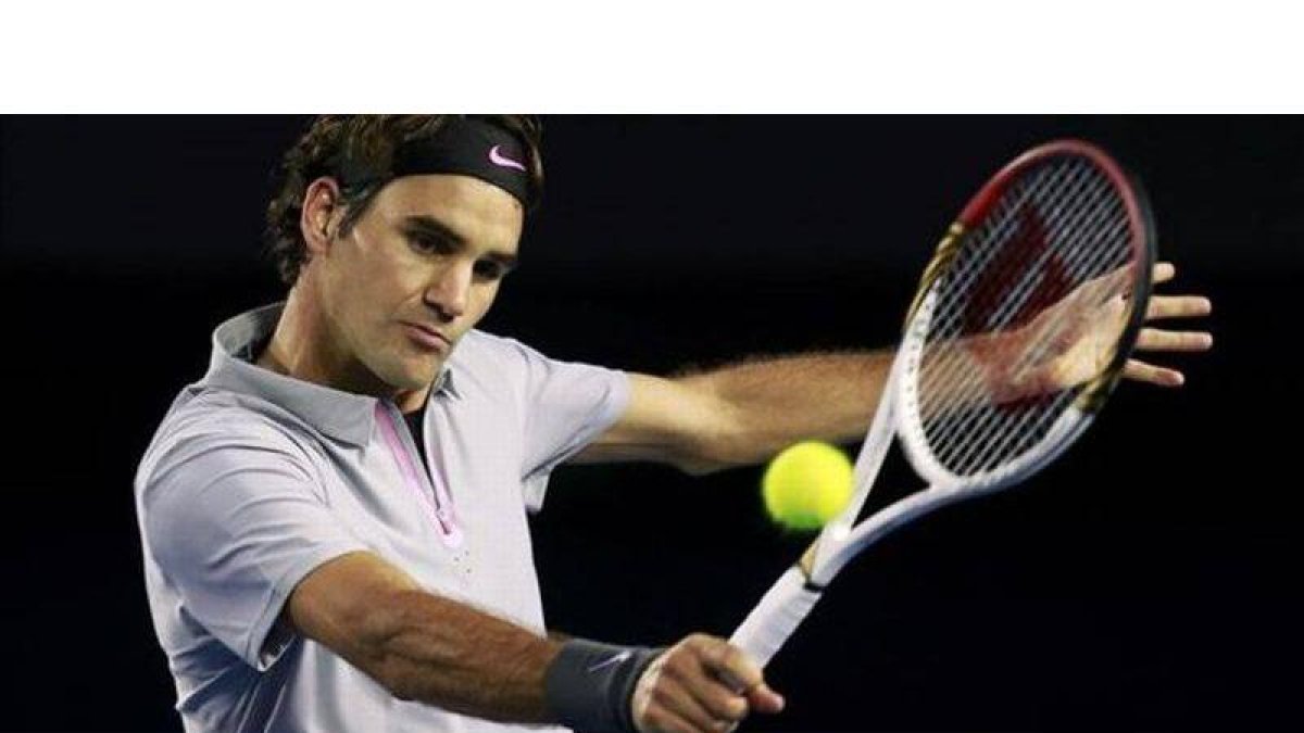 Federer golpea de revés ante Tsonga.