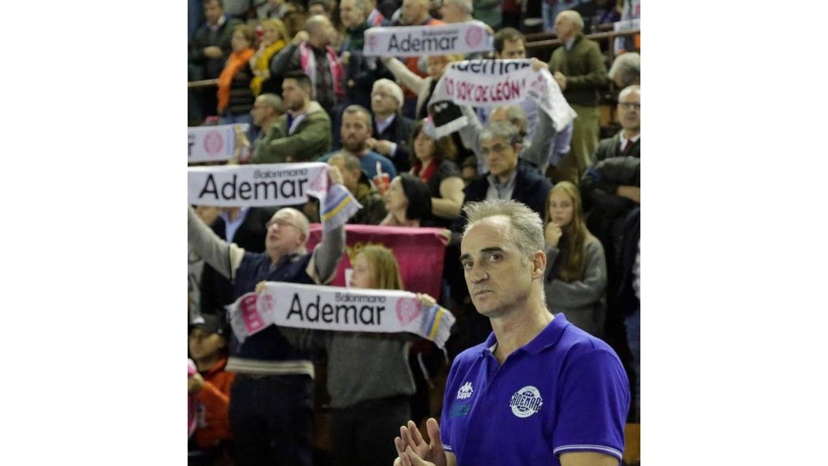 Rafa Guijosa, en primer plano, en la final de la Copa Asobal ante el Barcelona. SECUNDINO PÉREZ