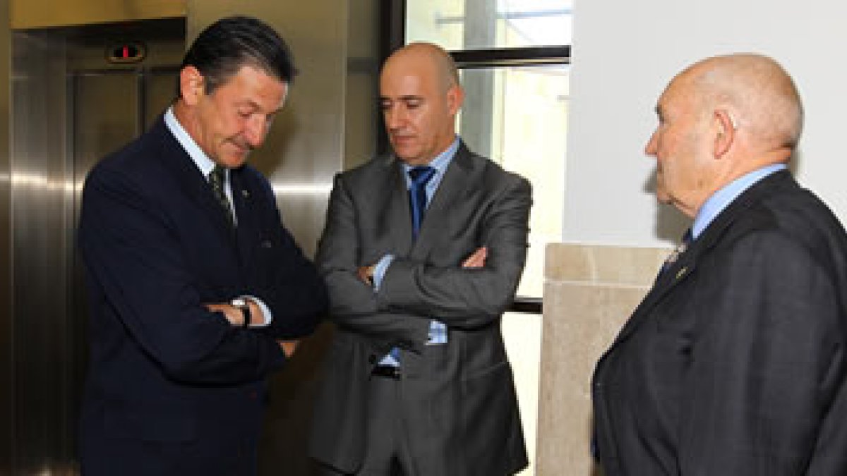 Carlos Emperador, el abogado culturalista y García de Celis, en el Juzgado.