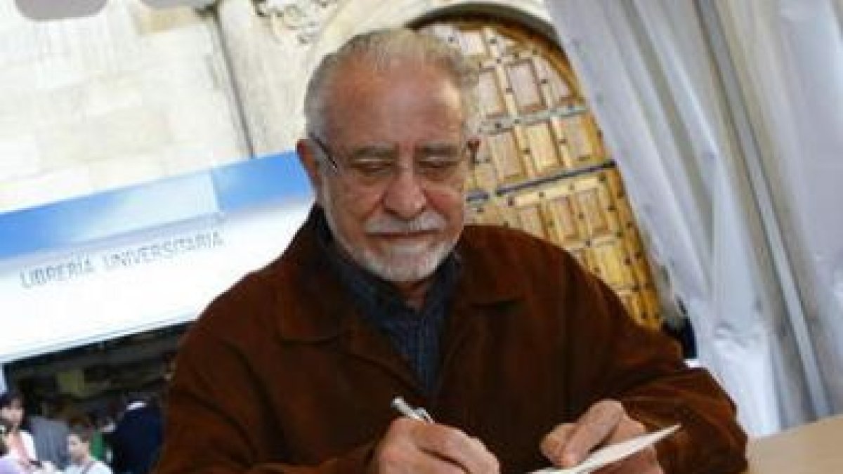 El escritor José María Merino.