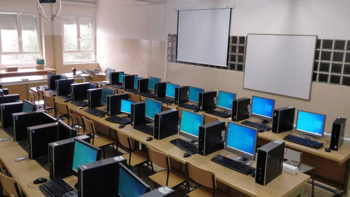 Sala de informática del Colegio Jesuitas.
