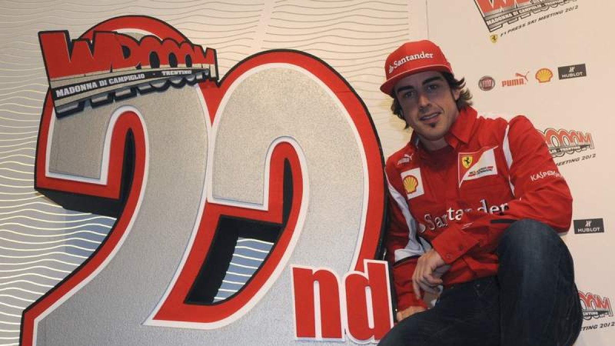 El piloto español ayer en Italia en la reunión de Ferrari.