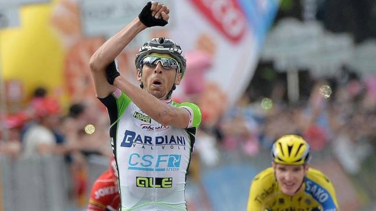 Stefano Pirazzi realiza un cruce de mangas al ganar la 17ª etapa del Giro.
