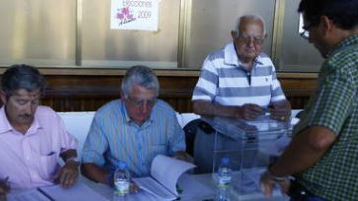 La lentitud en los trámites de la mesa eternizó el proceso.