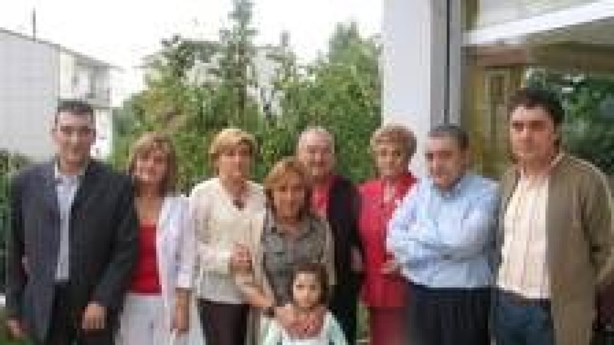 Florinda y Ovidio junto con sus hijos y una de sus nietas
