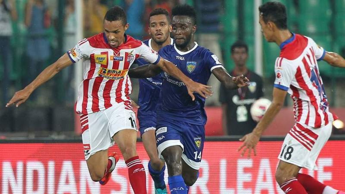 El lacianiego Valdo, con el balón en los pies, durante el primer partido de la Superliga India