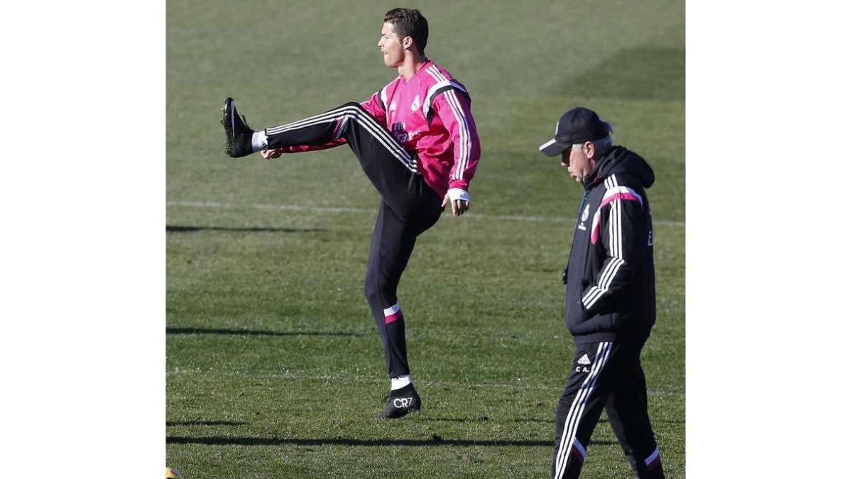 Cristiano, junto a Ancelotti, en un entrenamiento del Madrid.