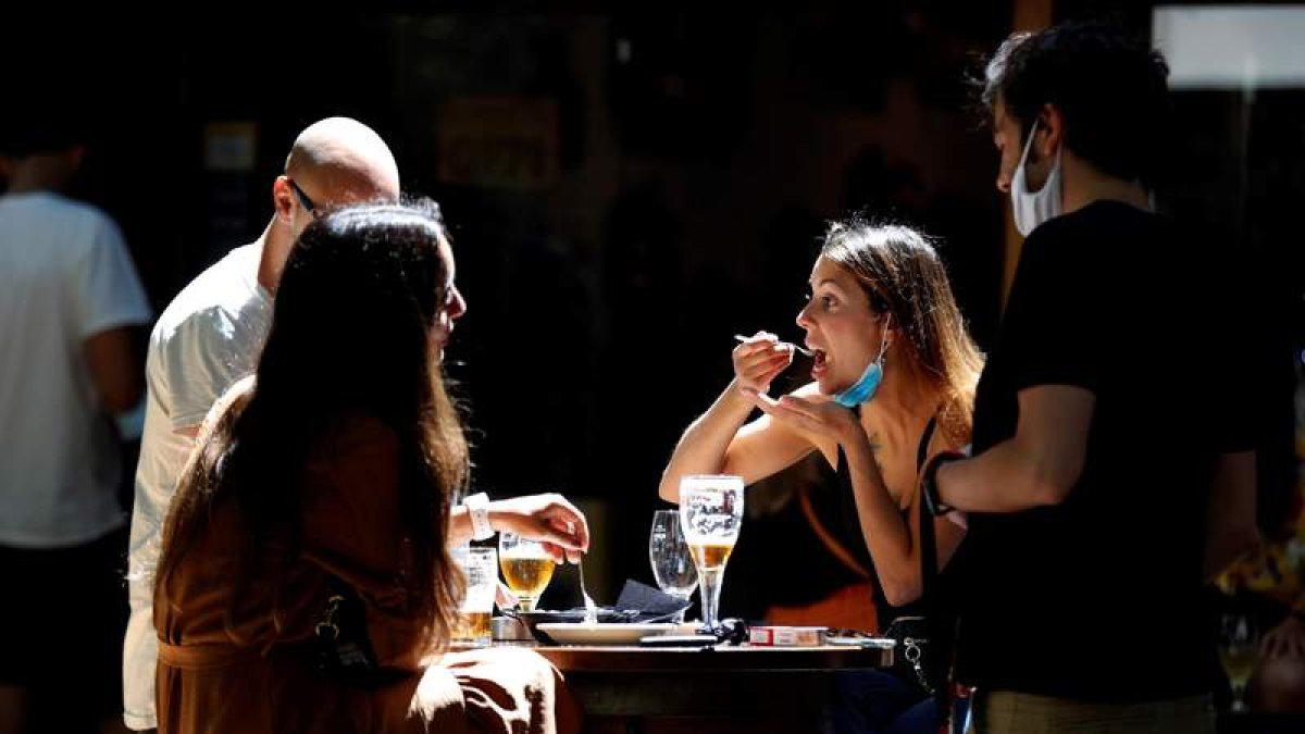 Jóvenes disfrutan de unas cañas y unas tapas en las recién abiertas terrazas tras el confinamiento. TONI ALBIR