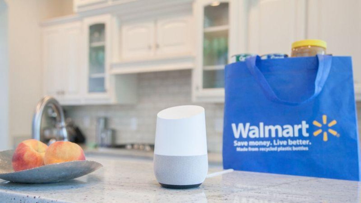 El asistente Google Home y una bolsa de Walmart.